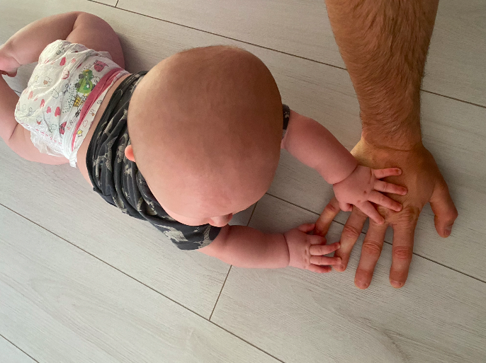 Miért fontos a baba hasonfektetés avagy tummy time elkezdése már csecsemőkorban?